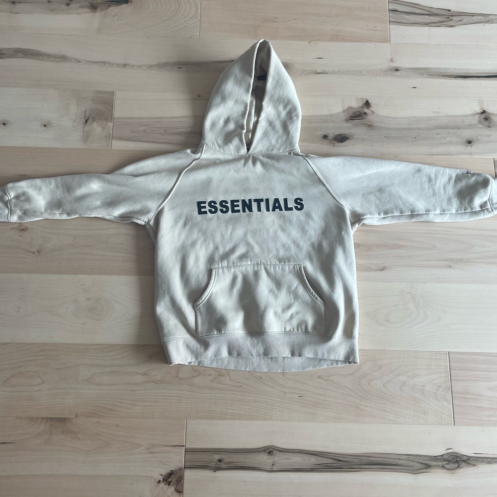 Essentials L sweatshirt ( Fits closer to a medium)